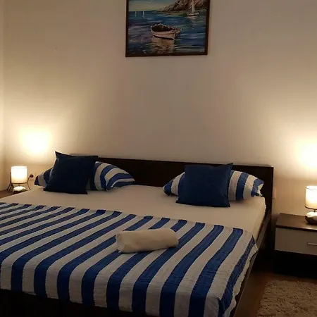 Apartman Paula דירה